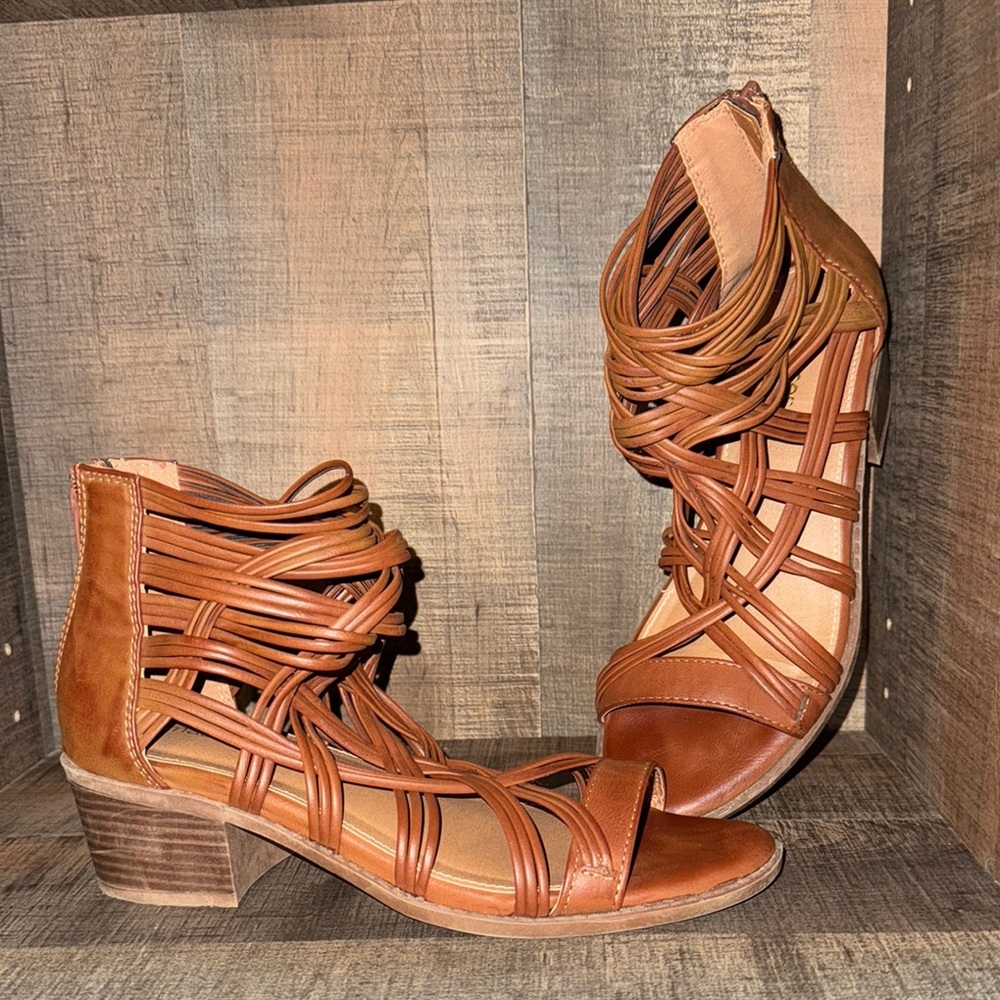 Maurices Tan Gladiator Sandals‎ with Strappy Design-size 8